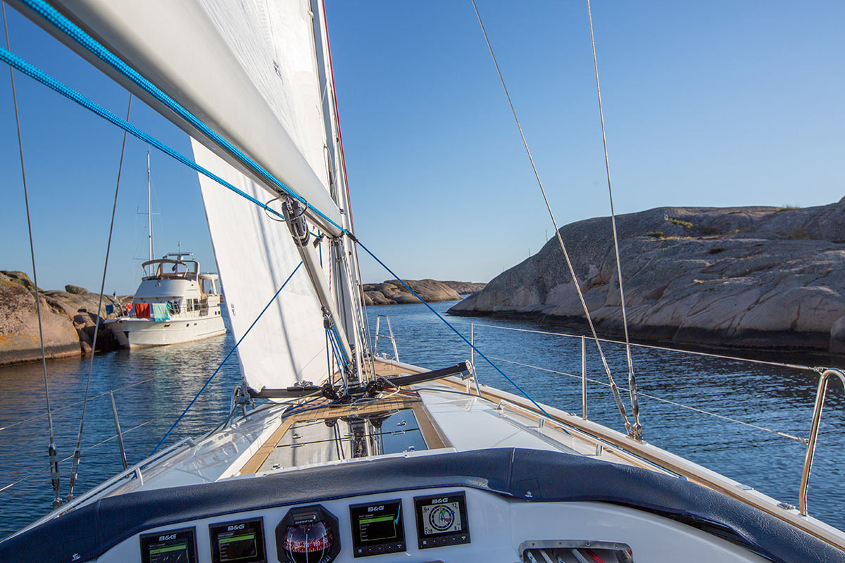 arcona-435-deck-looking-forward